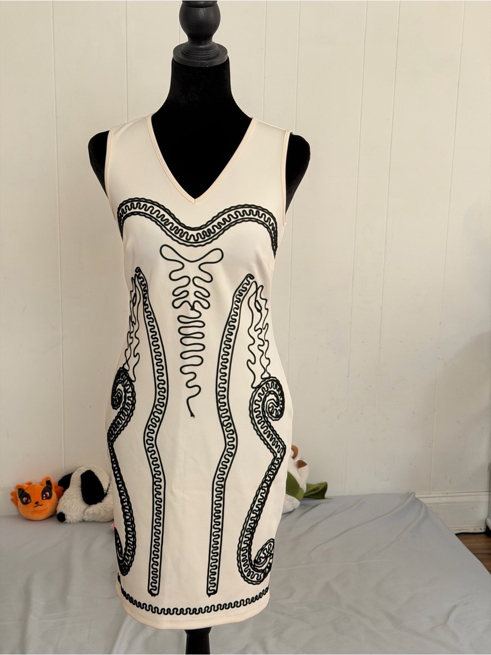 Sleeveless V-Neck Cream Dress with Black Embroidery size 2P